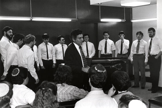 多数の男性が一緒に歌う黒白写真